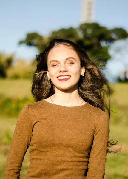 Portrait Une Belle Fille Été Sur Fond Parc Sensation Liberté — Photo