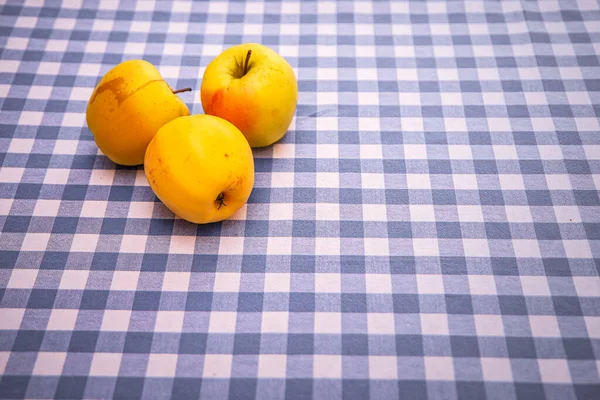 Gelber Apfel Auf Blauem Stoff Tischdecke Käfig Futter Nahaufnahme Gesunde — Stockfoto