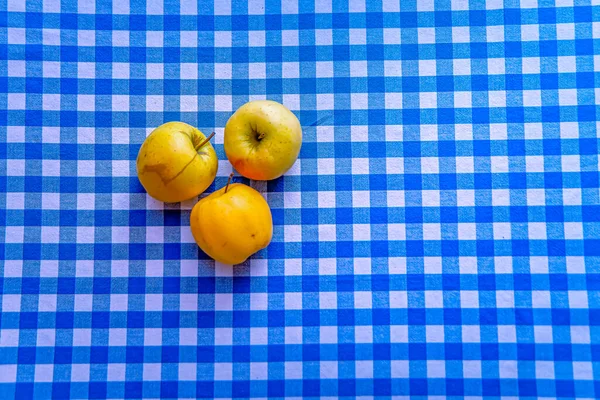 Żółte Jabłko Jasnoniebieskim Tle Obrus Klatce Zbliżenie Żywności Zdrowe Jedzenie — Zdjęcie stockowe