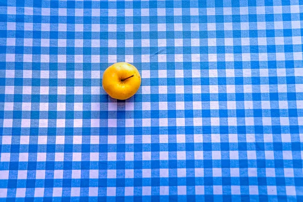 Gelber Apfel Auf Hellblauem Hintergrund Tischdecke Käfig Lebensmittel Nahaufnahme Gesunde — Stockfoto