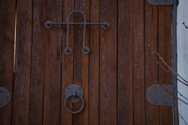 Sahte metal elementlere sahip ahşap kapı, demir saplı, antika nesneler, kahverengi, siyah, demircilik, mimari element, arka plan ve dokular