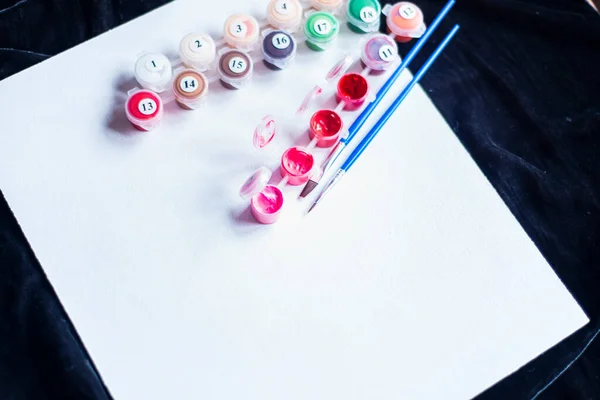 Краски Трубках Кисточках Белом Холсте Картины Цифрам Чистый Лист Бумаги — стоковое фото