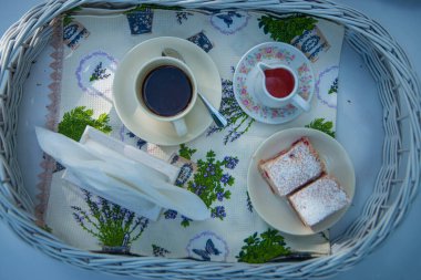 Kahve ve kek beyaz bardakta.