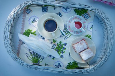 Beyaz ahşap arka planda çay fincanı.