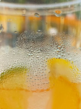 Islak su arka planında bir bardak şarap, seçici odak