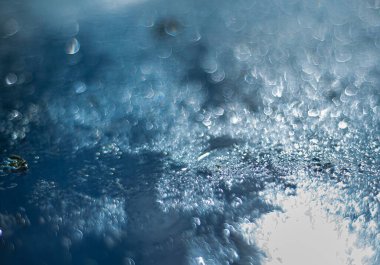 Parlak bir noel arkaplanı ve çözülmüş bir bokeh. Donmuş desenli kış buzu arka planı. Bulanık, odaklı olmayan beyaz festival yeni yılı