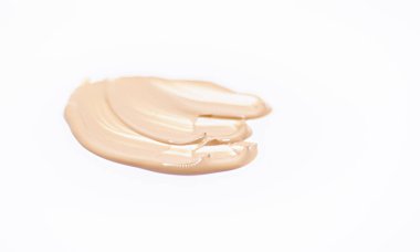 sıvı tonal krem lekesi. Açık kahverengi makyaj önleyici lekesi beyaz arka planda izole edilmiş. BB krem dokusu