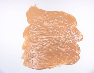 sıvı tonal krem lekesi. Açık kahverengi makyaj önleyici lekesi beyaz arka planda izole edilmiş. BB krem dokusu