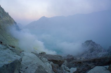 Ijen'de volkan Doğu Java dünyanın en büyük asidik volkanik krater Kawah Ijen'de, denilen kükürt sabah duman dışarı spewing Gölü, içerir. Güneş siste gizlenmiş.