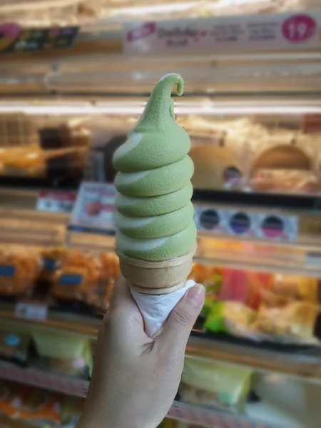 Karışık süt-matcha yumuşak dondurma bulanık fırın raf arka planda