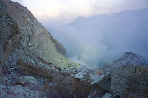 Ijen'de volkan Doğu Java dünyanın en büyük asidik volkanik krater Kawah Ijen'de, denilen kükürt sabah duman dışarı spewing Gölü, içerir. Güneş siste gizlenmiş.