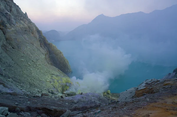 Ijen'de volkan Doğu Java dünyanın en büyük asidik volkanik krater Kawah Ijen'de, denilen kükürt sabah duman dışarı spewing Gölü, içerir. Güneş siste gizlenmiş.