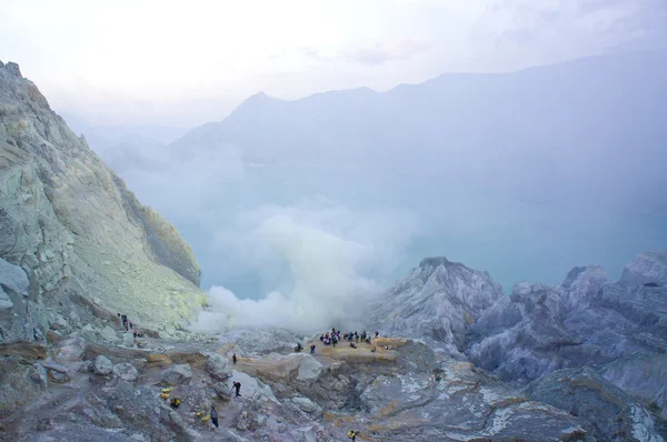 Ijen'de volkan Doğu Java dünyanın en büyük asidik volkanik krater Kawah Ijen'de, denilen kükürt sabah duman dışarı spewing Gölü, içerir. Güneş siste gizlenmiş.