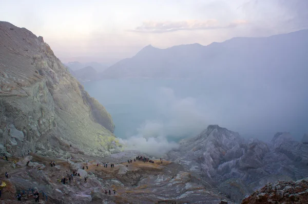 Ijen'de volkan Doğu Java dünyanın en büyük asidik volkanik krater Kawah Ijen'de, denilen kükürt sabah duman dışarı spewing Gölü, içerir. Güneş siste gizlenmiş.