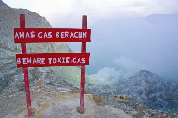 Zehirli gaz Kawah Ijen'de volkan, dikkat dikkat. Güneş siste gizlenmiş.