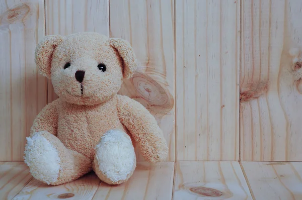 Boneka Teddy Bear dengan latar belakang kayu. Kesepian. Menyambut kartu di kayu . — Stok Foto