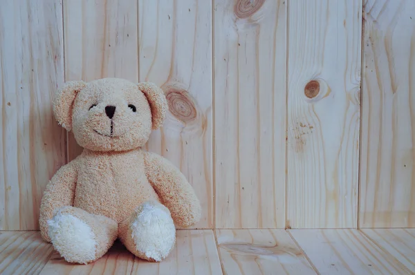 Boneka Teddy Bear dengan latar belakang kayu. Kesepian. Menyambut kartu di kayu . — Stok Foto