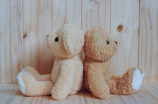 Two teddy bears sitting together on wooden background. Friendship concept. Greeting card on wood. — Stock Photo, Image