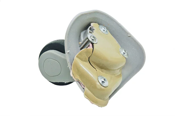 Beyaz arka plan üzerinde izole tozlu ve kırık Bagaj tekerlek closeup