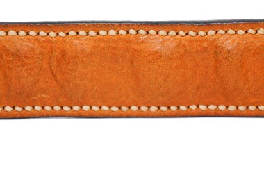 El yapımı dikiş beyaz zemin üzerine izole kahverengi kırışık deri kayışı