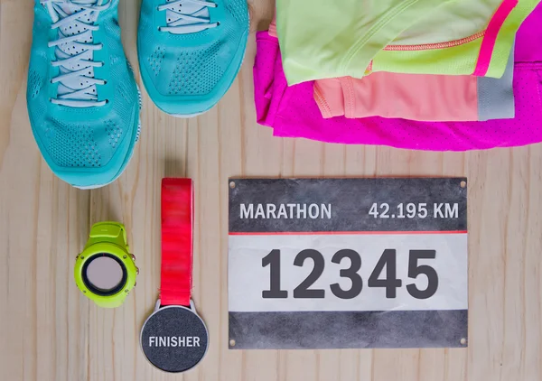 Koşucu için kıyafet üstten görünüm ahşap arka plan üzerinde