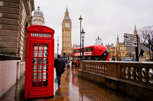 Yağmurlu bir günde kutusunda geleneksel kırmızı telefon