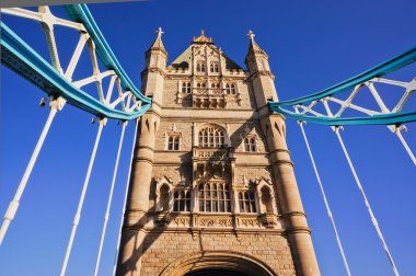 Londra'da Thames Nehri üzerinde ünlü Tower Bridge