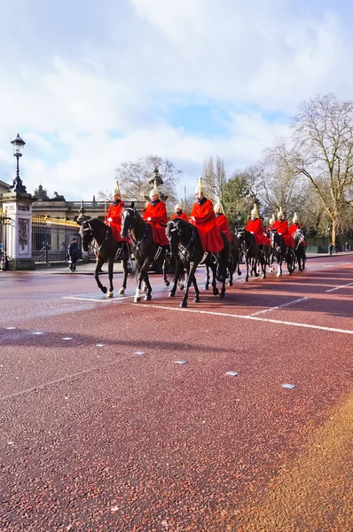 Londýn, Uk - 07 února 2014: Pochodující královniny stráže během tradiční výměna stráží obřadu v Buckinghamském paláci — Stock fotografie