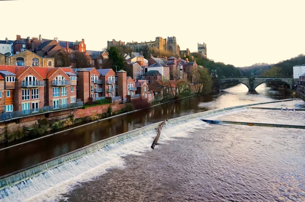 Nehir manzarası. Durham Kuzey Doğu İngiltere'nin bir şehirdir.