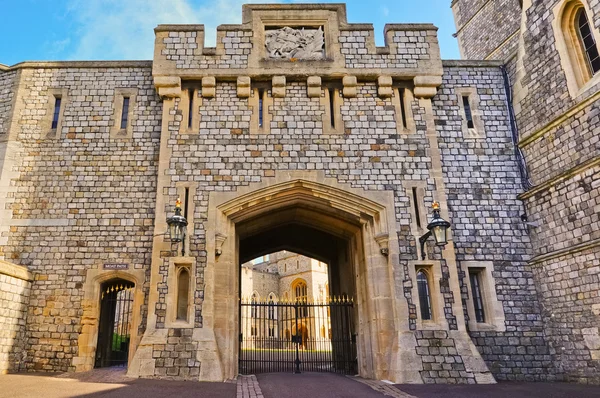 Windsor, Anglie - 15 února 2014: Pohled na vnější straně hradu Windsor. Windsor Castle je oficiální rezidencí královna a obsazených největší hrad na světě. — Stock fotografie