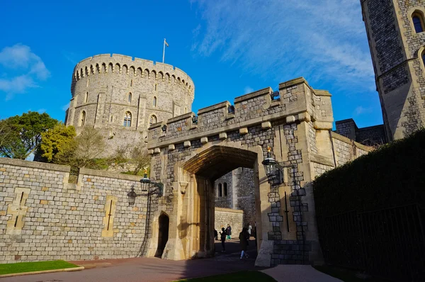 Windsor, Anglie - 15 února 2014: Pohled na vnější straně hradu Windsor. Windsor Castle je oficiální rezidencí královna a obsazených největší hrad na světě. — Stock fotografie