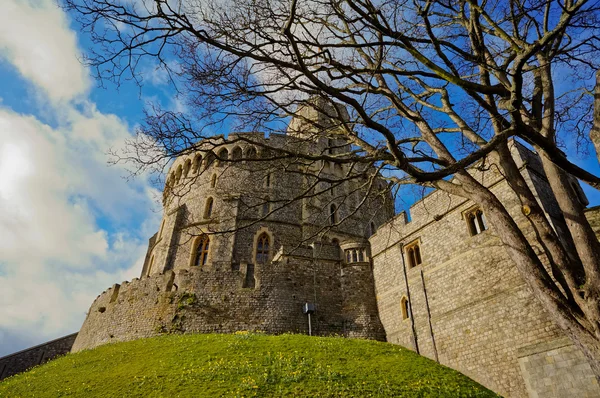 Windsor, England - 15 februari 2014: Visa utsidan av Windsor Castle. Windsor Castle är en tjänstebostad av drottningen och det största ockuperade slottet i världen. — Stockfoto