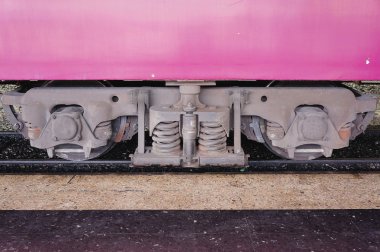 Tren bogie çerçevesini, coil yaylar, tekerlekler ve Dingil yatakları ile