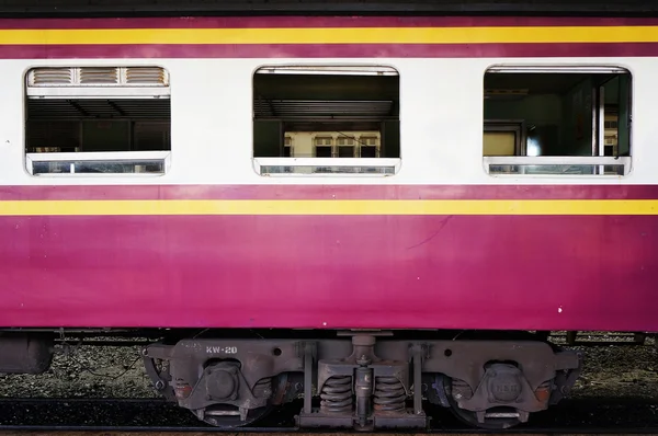 Поезд, окна и тележка — стоковое фото
