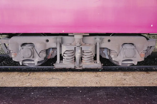 Tren bogie çerçevesini, coil yaylar, tekerlekler ve Dingil yatakları ile