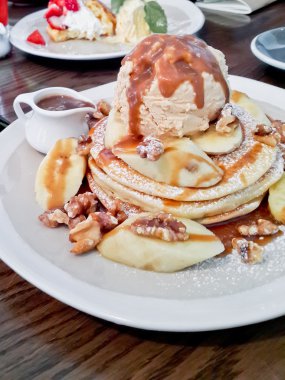 Muz krep. Karamela, ev fıstıklı dondurma yaptım