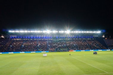 Buriram, Tayland - 15 Ağustos: destekçileri ve oyuncular üzerinde 15 Ağustos 2015 Buriram, Tayland Tayland Premier Ligi 2015 Buriram United ve: Suphanburi F.C.-mobile Stadyumu'nda arasında sırasında.