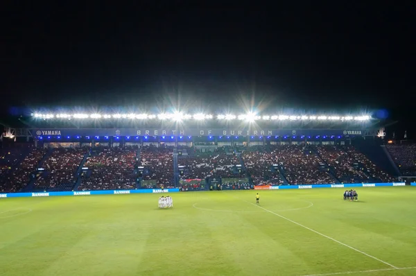 BURIRAM, TAILANDIA - 15 de agosto: simpatizantes y jugadores durante la Liga Premier de Tailandia 2015 entre el Buriram United y el Suphanburi FC en el estadio I-mobile el 15 de agosto de 2015 en Buriram, Tailandia . —  Fotos de Stock