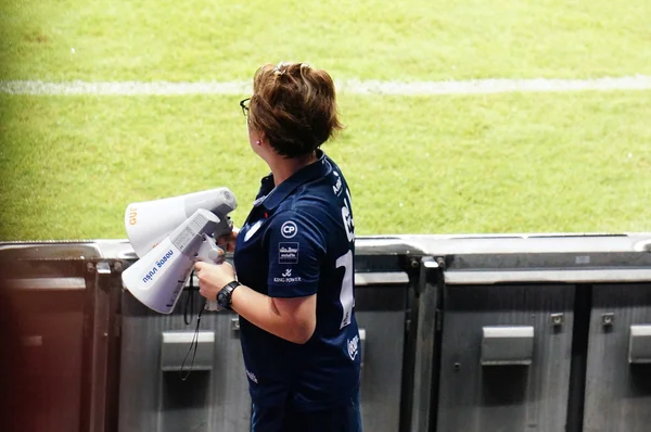 BURIRAM, TAILANDIA - 15 DE AGOSTO: Acción de la cabecera del partidario, Karuna Chidchob, durante el partido entre Buriram United y Suphanburi F.C. en el estadio I-mobile el 15 de agosto de 2015 en Buriram, Tailandia . —  Fotos de Stock