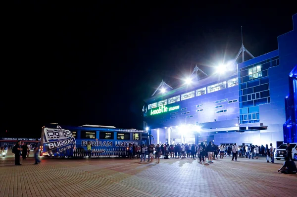 BURIRAM, TAILANDIA - 15 DE AGOSTO: Los partidarios esperan a su jugador fuera del estadio I-mobile el 15 de agosto de 2015 en Buriram, Tailandia . —  Fotos de Stock