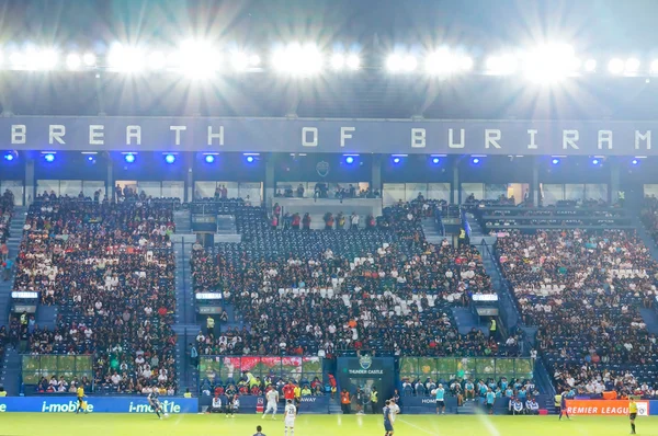 БУРИРАМ, ТАЙЛАНД - 15 августа 2015 года в г. Бурирам, Таиланд, лозунг "Дыхание Бурирама" на восточной трибуне I-мобильного стадиона . — стоковое фото