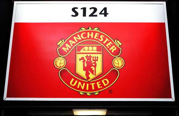 マンチェスター、イギリス - 2 月 17 日: 2014 年 2 月 17 日にオールド ・ トラフォード スタジアムでマンチェスター、イングランドの入口のゲートの上の切り欠きのロゴ。オールド ・ トラッフォード、マンチェスター ・ ユナイテッド ホーム. — ストック写真