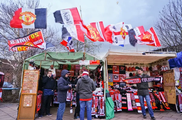 Manchester, Egyesült Királyság - február 9-én: Mérkőzés nap szuvenír eladó előtt Old Trafford stadionban február 9, 2014, Manchester, Egyesült Királyság — Stock Fotó