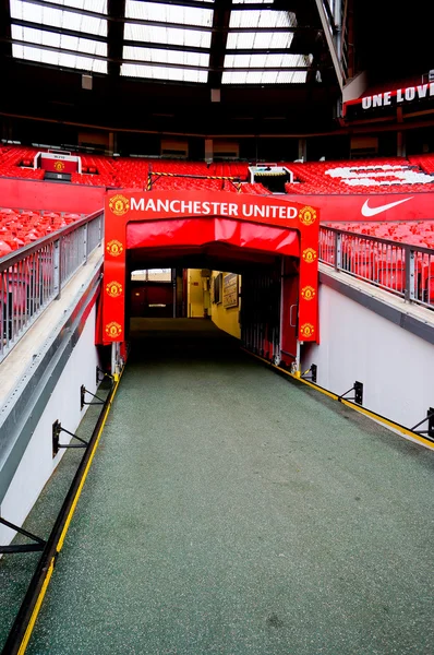 Manchester, Anglia - február 17-én: Alagút Old Trafford stadionban február 17-én 2014-ben Manchester, Angliában. Old Trafford Stadiontól, a Manchester United otthona. — Stock Fotó