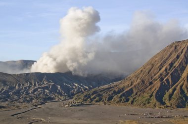 Sunrise Bromo Tengger Semeru Ulusal Park, Doğu Java, Endonezya ışık Dağı Bromo, patlama