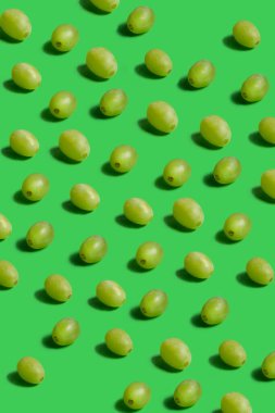 Parlak yeşil arka planda beyaz üzüm üzümü