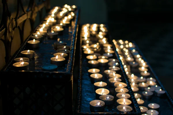 Candele nella chiesa cattolica di Vilnius (Chiesa di Tutti i Santi ) — Foto Stock