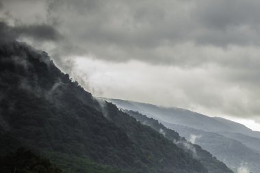Karanlık dağdan (Kuzey Kafkasya, Rusya yükselterek Buhar)