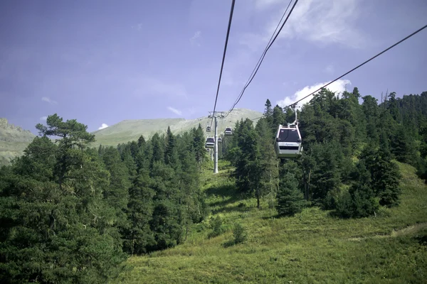 Cable car in een bos van Noord-Kaukasus, Rusland — Stockfoto