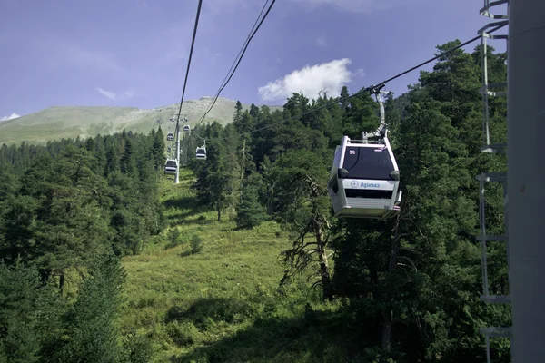 Cable car in een bos van Noord-Kaukasus, Rusland — Stockfoto